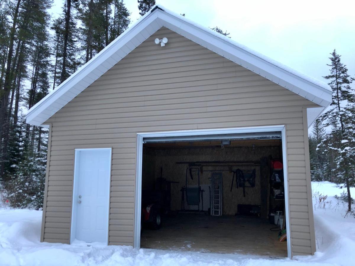 Le De Claude, Au Pied Des Monts-valin Holiday home Saint-David-de-Falardeau
